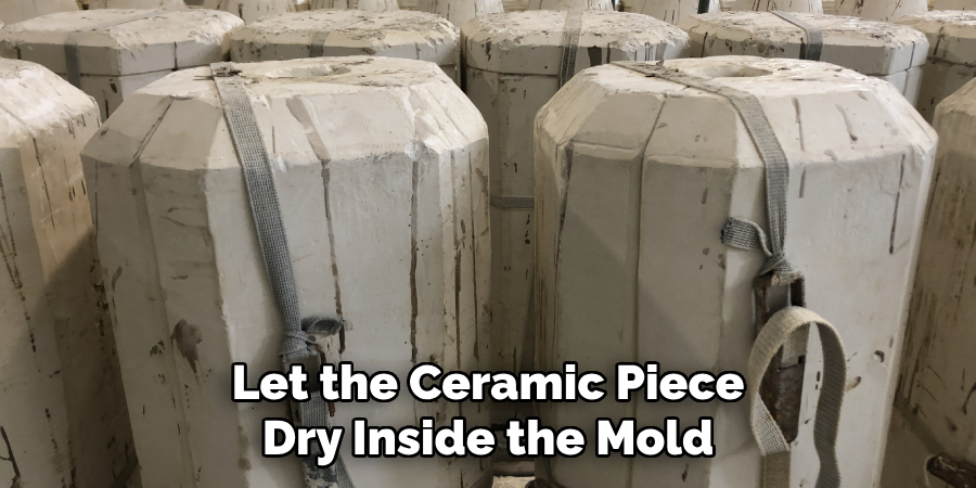 Let the Ceramic Piece
Dry Inside the Mold