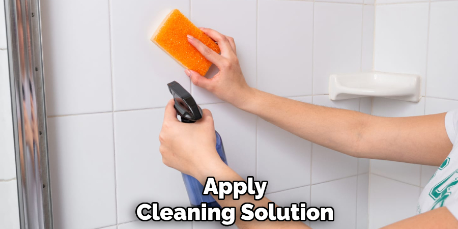 Apply
Cleaning Solution 