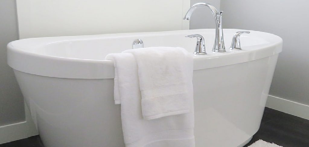 How to Remove Rust Stains From a Porcelain Bathtub